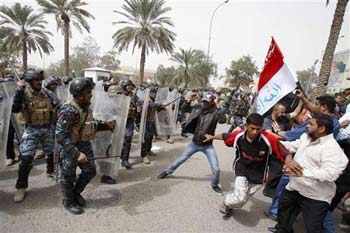 العراق: إصابة 50 كرديا بمصادمات بين محتجين وقوات الامن في السليمانية العراق: إصابة 50 كرديا بمصادمات بين محتجين وقوات الامن في السليمانية