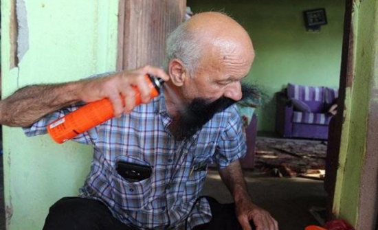 صور....لم يقص شاربيه منذ 37 عاماً.. وهذا ما حصل!