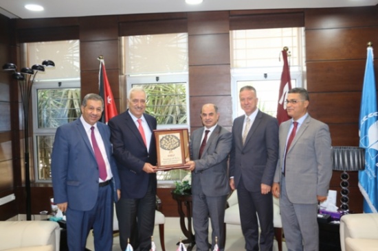 رئيس مجلس أمناء "الشرق الأوسط" يلتقي وفدا من اتحاد الغرف الفلسطينية رئيس مجلس أمناء "الشرق الأوسط" يلتقي وفدا من اتحاد الغرف الفلسطينية
