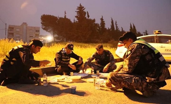 صور : هكذا صلى النشامى وافطروا في الطرقات