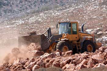 مستوطنون يواصلون التجريف والبناء في أراضي بلدة مسحة مستوطنون يواصلون التجريف والبناء في أراضي بلدة مسحة