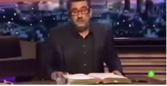 فيديو| مذيع يسخر من القرآن الكريم فحدثت له المفاجأة على الهواء مباشرة!!