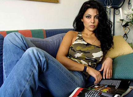 هيفاء وهبي "تناغي" الاطفال من جديد بـ "ماما"!