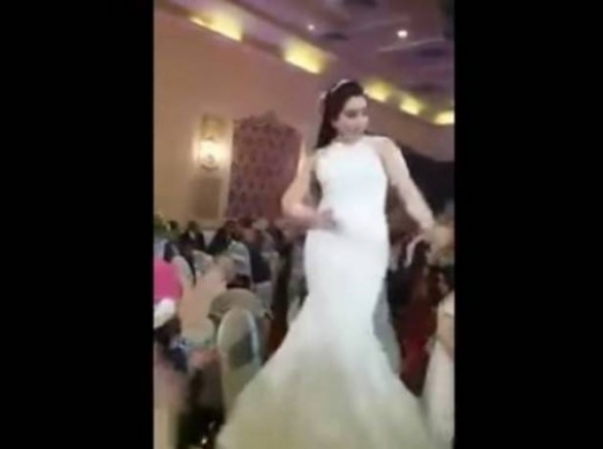 بالفيديو.. عروس تشعل حفل زفافها بوصلة رقص على الطاولة