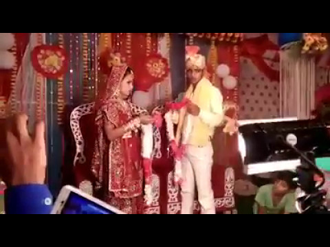 بالفيديو.. مشاجرة طريفة بين عروسين في زفاف هندي