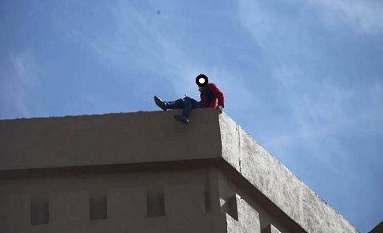 ثلاثيني يهدد بالانتحار في العقبة برفقة طفلته ثلاثيني يهدد بالانتحار في العقبة برفقة طفلته