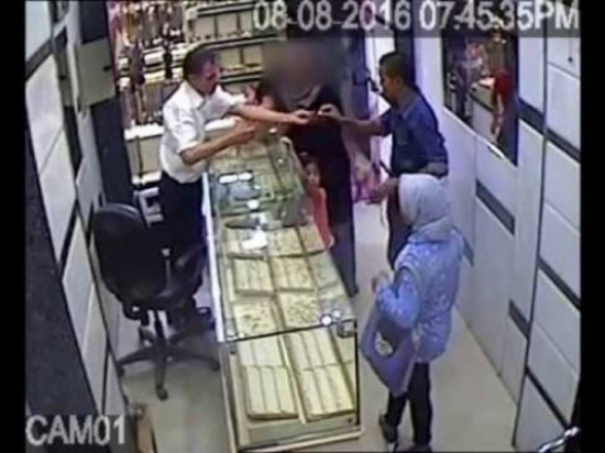 فيديو: سيدة مصرية تحبط عملية سطو مسلح على محل مجوهرات!