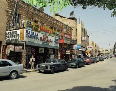 شاحنة تصطدم بجسر مشاة في مادبا شاحنة تصطدم بجسر مشاة في مادبا