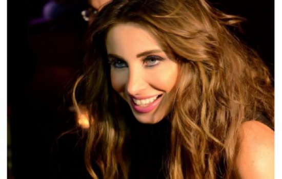 انبيلا هلال مقدمة برنامج Arab idol في غزة