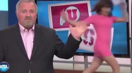 سقوط محرج لمذيعة على الهواء مباشرة