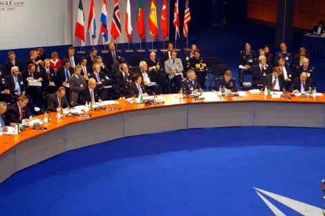 الناتو يوافق على زيادة حجم قواته في أفغانستان إلى 16 ألف فرد