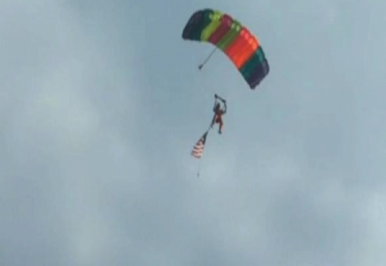 هبط من السماء على ظهر لاعب بيسبول