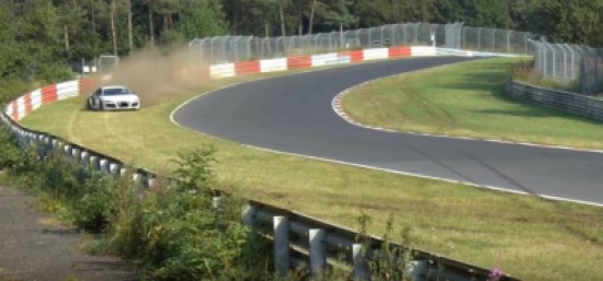 فيديو| سائق محظوظ ينجو من حادث على أصعب حلبة بالعالم!!