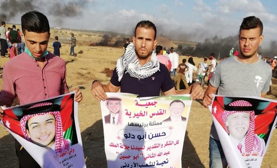 شاهد: بعد تلقيهم العلاج في الأردن .. غزيون يرفعون صور الملك والعلم في مسيرة العودة شاهد: بعد تلقيهم العلاج في الأردن .. غزيون يرفعون صور الملك والعلم في مسيرة العودة
