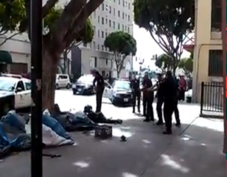 بالفيديو .. شرطة لوس أنجلوس تقتل مشرداً رمياً بالرصاص ! بالفيديو .. شرطة لوس أنجلوس تقتل مشرداً رمياً بالرصاص !