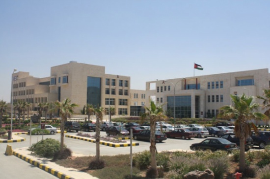 جامعة الشرق الأوسط تكرم موظفيها المتميزين جامعة الشرق الأوسط تكرم موظفيها المتميزين