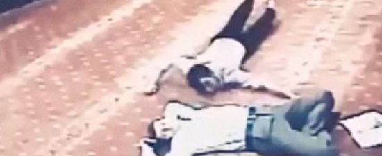 فيديو| لحظة سرقة رجل أثناء نومه بالمسجد فيديو| لحظة سرقة رجل أثناء نومه بالمسجد