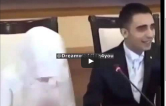 شاهد..  رد فعل طريف لعريس أثناء عقد القران