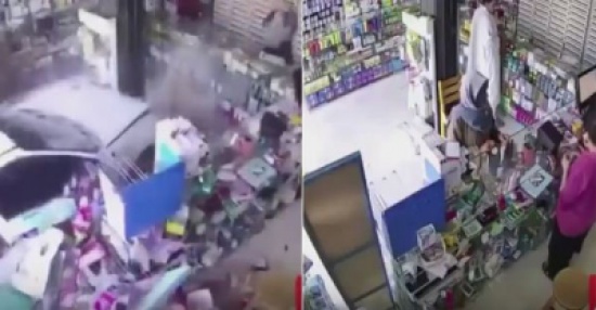 شاهد.. سيارة تقتحم صيدلية وثوانٍ قليلة تنقذ شخصاً من الدهس