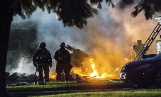 مقتل أربعة أشخاص جراء تحطم طائرة فوق منطقة سكنية في كاليفورنيا..صور