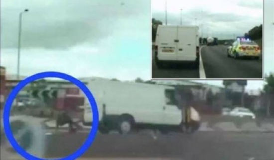 شاهد.. سقوط لص من شاحنة أثناء مطاردة الشرطة له