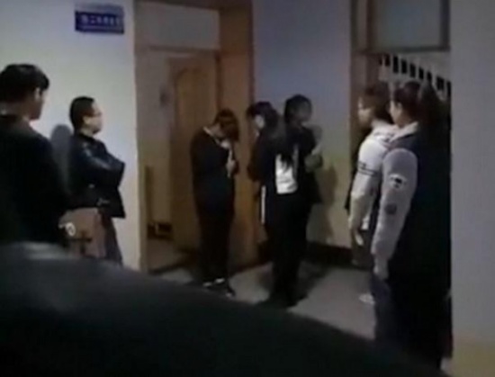 بالفيديو: معلم يجبر الطلاب على صفع بعضهم بسبب التأخير