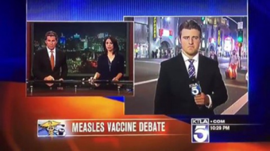 شاهد: ماذا فعل مراسل مع شخص حاول الظهور في الكاميرا