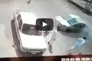 بالفيديو.. سعودي ينقذ صديقه بمعجزة من اصطدام سيارة به بالفيديو.. سعودي ينقذ صديقه بمعجزة من اصطدام سيارة به