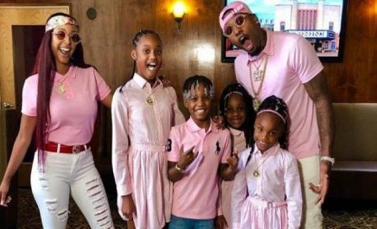 صور| أب يقسو على أطفاله لكي يكسب المعجبين بقناته