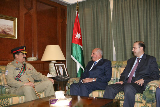 رئيس الوزراء بالوكالة يلتقي رئيس اركان الجيش الباكستاني