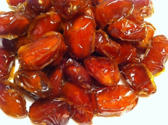 طرود غذائية وتمور لاسر سورية واردنية في الطفيلة