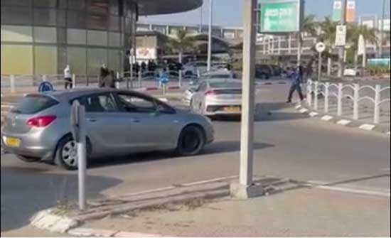 قتلى وإصابات بعملية طعن في بئر السبع واستشهاد المنفذ .. بالفيديو قتلى وإصابات بعملية طعن في بئر السبع واستشهاد المنفذ .. بالفيديو