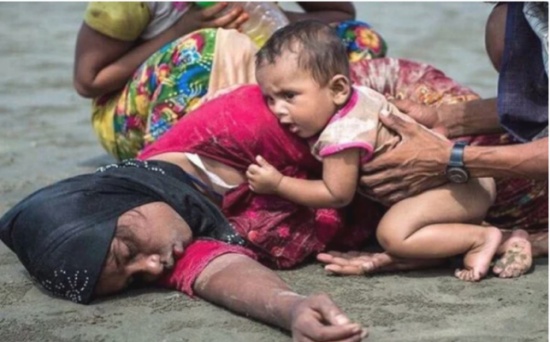 صورة.. أم من الروهينجا انهارت بعد رحلة ملحمية لإنقاذ أطفالها تهزّ القلوب