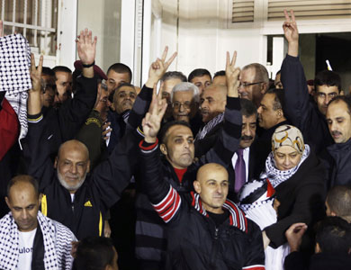 إطلاق سراح 26 معتقلا فلسطينيا وعباس ويؤكد: لا اتفاق مع إسرائيل إلا وجميع الأسرى في بيوتهم