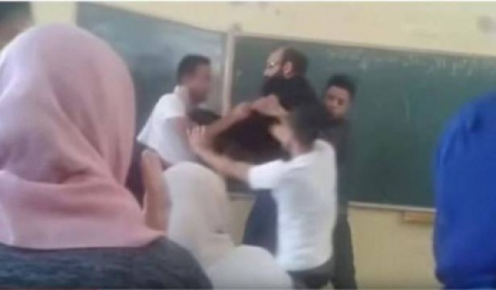 بالفيديو.. أستاذ يتبادل الضرب مع تلميذه بالفيديو.. أستاذ يتبادل الضرب مع تلميذه