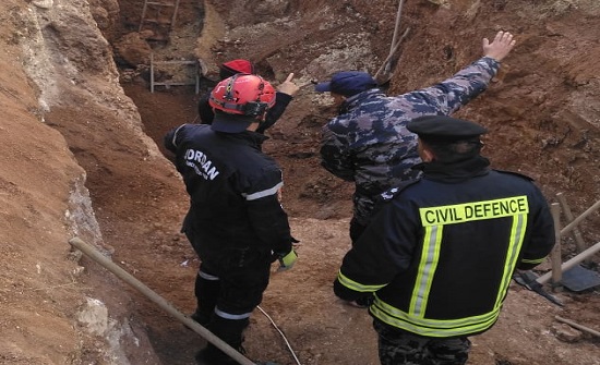 بالصور : مفقودان بحادث إنهيار حفرة امتصاصية في سحاب