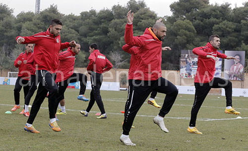 المنتخب يكثف من تدريباته قبل السفر الى دبي المنتخب يكثف من تدريباته قبل السفر الى دبي