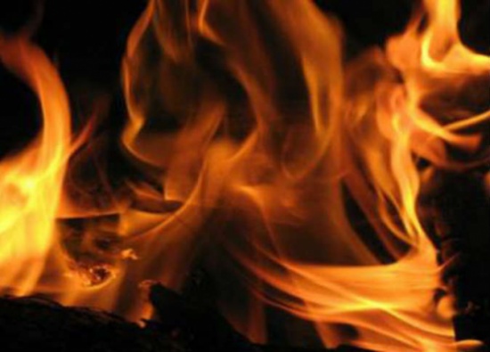 غاضبون يحرقون ديوان عشيرة في إربد بعد فوز مرشح