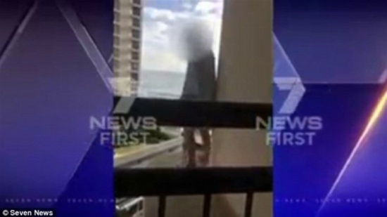 بالفيديو: مراهقة ثملة تُخاطر بحياتها... للتسلية!