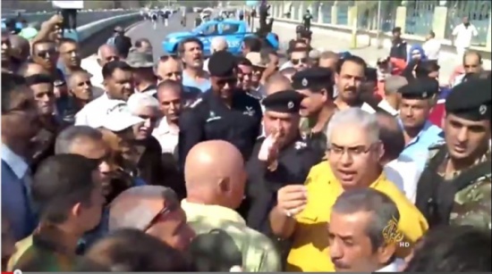 موظفون يقطعون الشوارع في بغداد للمطالبة بصرف رواتبهم