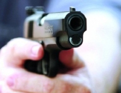 عمان : رجل يصيب شخصين بالرصاص دفاعا عن نجله عمان : رجل يصيب شخصين بالرصاص دفاعا عن نجله