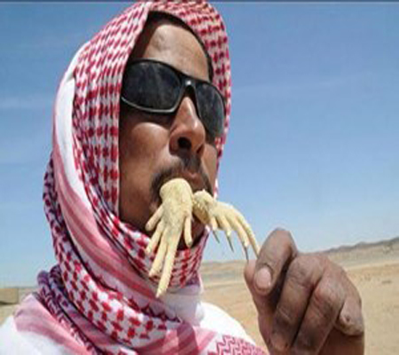مجلة بريطانية تختار صورة سعودي يأكل "الضب" ضمن "أغرب" صور 2013 مجلة بريطانية تختار صورة سعودي يأكل "الضب" ضمن "أغرب" صور 2013
