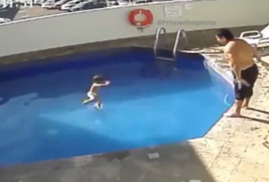 فيديو|  “كل شيء موثّق” .. أغرق ابنة زوجته ووضع جثتها أمام التلفاز فسُجِنَ 100 عام!