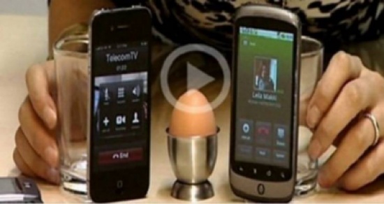 فيديو | هذا ما حدث عندما وضعوا بيضة بين جهازين موبايل!