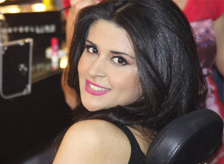 سلمى رشيد تخوض مغامرة فوق الجمل.. صور