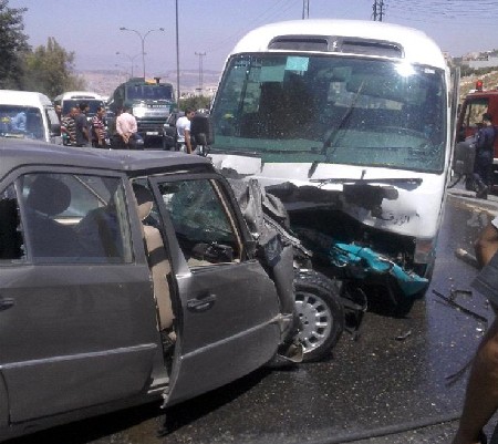 وفاة 4 أشخاص وإصابة 13 بعد حادث تصادم في الكرك وفاة 4 أشخاص وإصابة 13 بعد حادث تصادم في الكرك