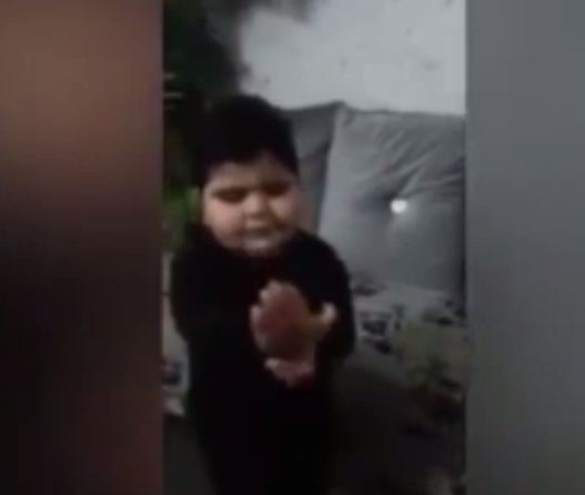 شاهد.. وصلة رقص لطفل عربي تثير ضجة على الإنترنت