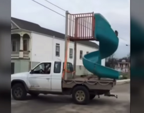 بالفيديو : شاهد ماذا يفعل هذا المجنون