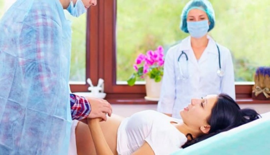 في صورة نادرة.. طفل يخرج من رحم أمه بابتسامة عريضة وذراعين مفتوحتين!