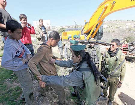 فلسطيني يختطف سلاح حارسة إسرائيلية ويطلق النار عليها فلسطيني يختطف سلاح حارسة إسرائيلية ويطلق النار عليها